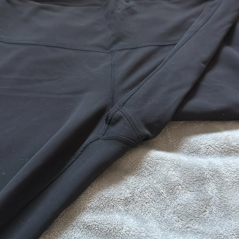 LIKE NEW LULULEMON LEGGINGS!! - Picture 4 of 6
